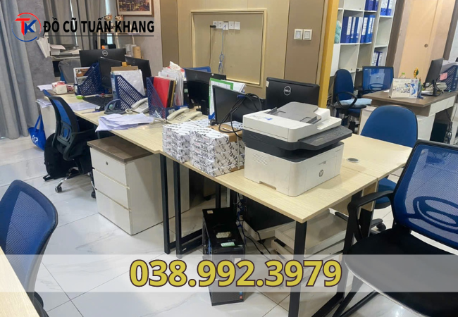Nhân viên Tuấn Khang vận chuyển dọn sạch bàn ghế văn phòng thanh lý
